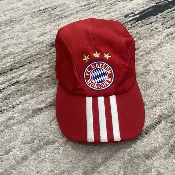 Adidas Red FC Bayern München Hat - Picture 1 of 8